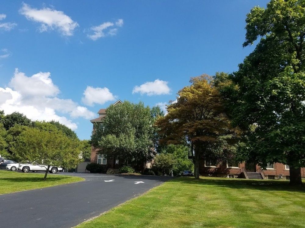 Applewood Apartments and Restaurant: 120 North Rd, Highland, NY 12528